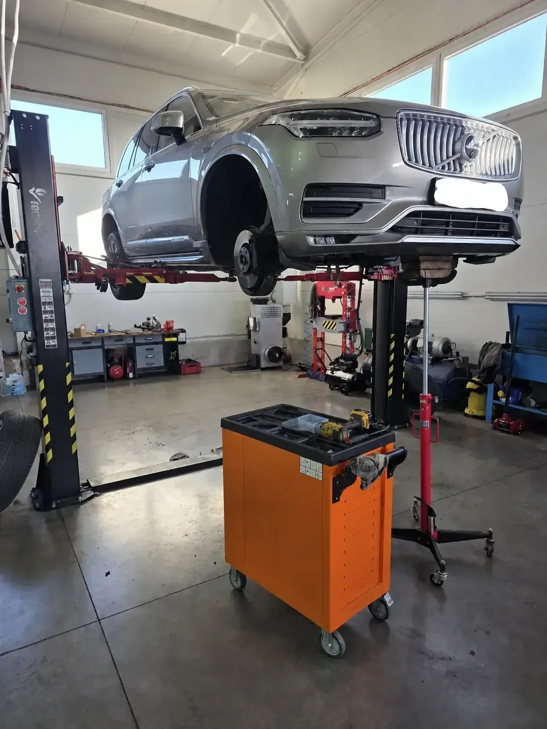 Dielňa 3H Slovakia - Volvo XC90 na zdviháku počas opravy