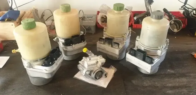 Štyri elektrohydraulické servočerpadlá s vyrovnávacími nádobkami na stole
