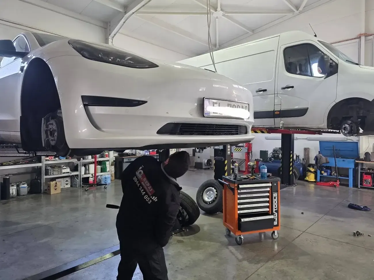 Technik 3H Slovakia pri oprave elektrického riadenia Tesla na zdviháku