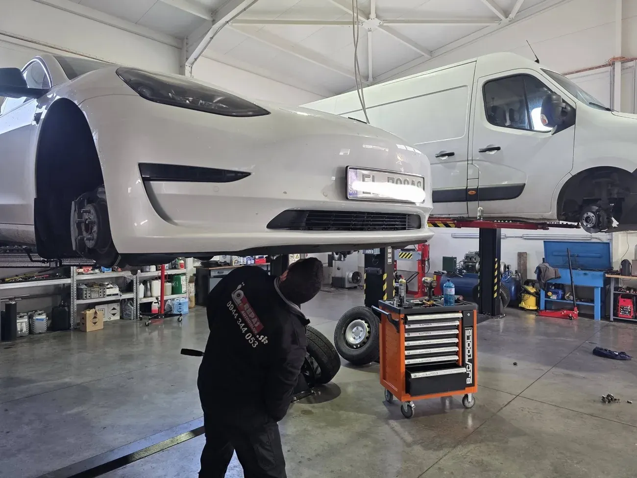 Technik 3H Slovakia pri oprave elektrického riadenia Tesla na zdviháku