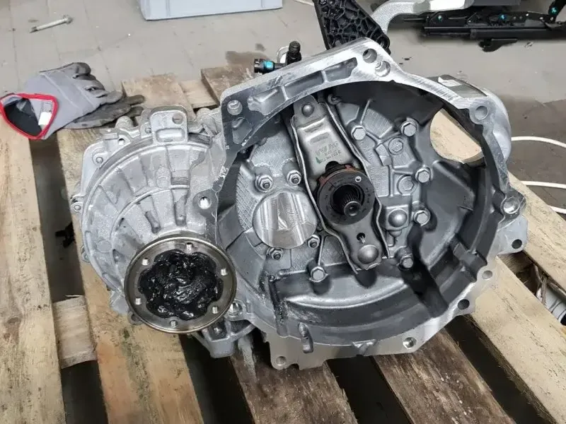 Detail repasovanej prevodovky Volkswagen so spojkovým košom