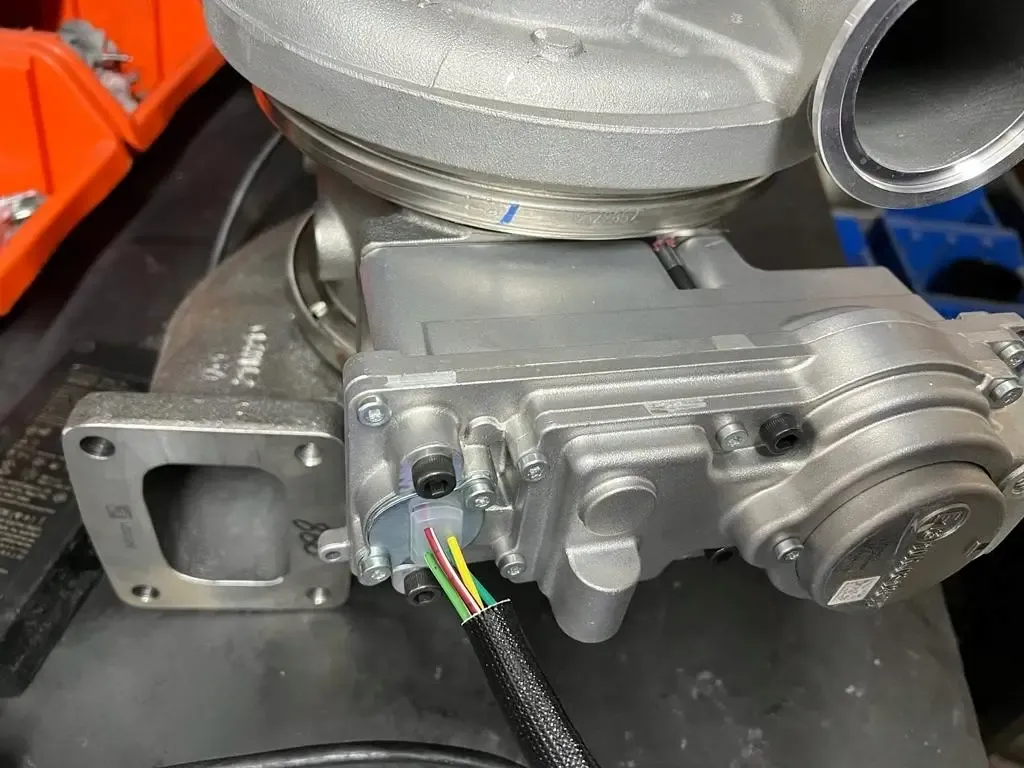 Detail turbodúchadla s elektronickým aktuátorom v dielni